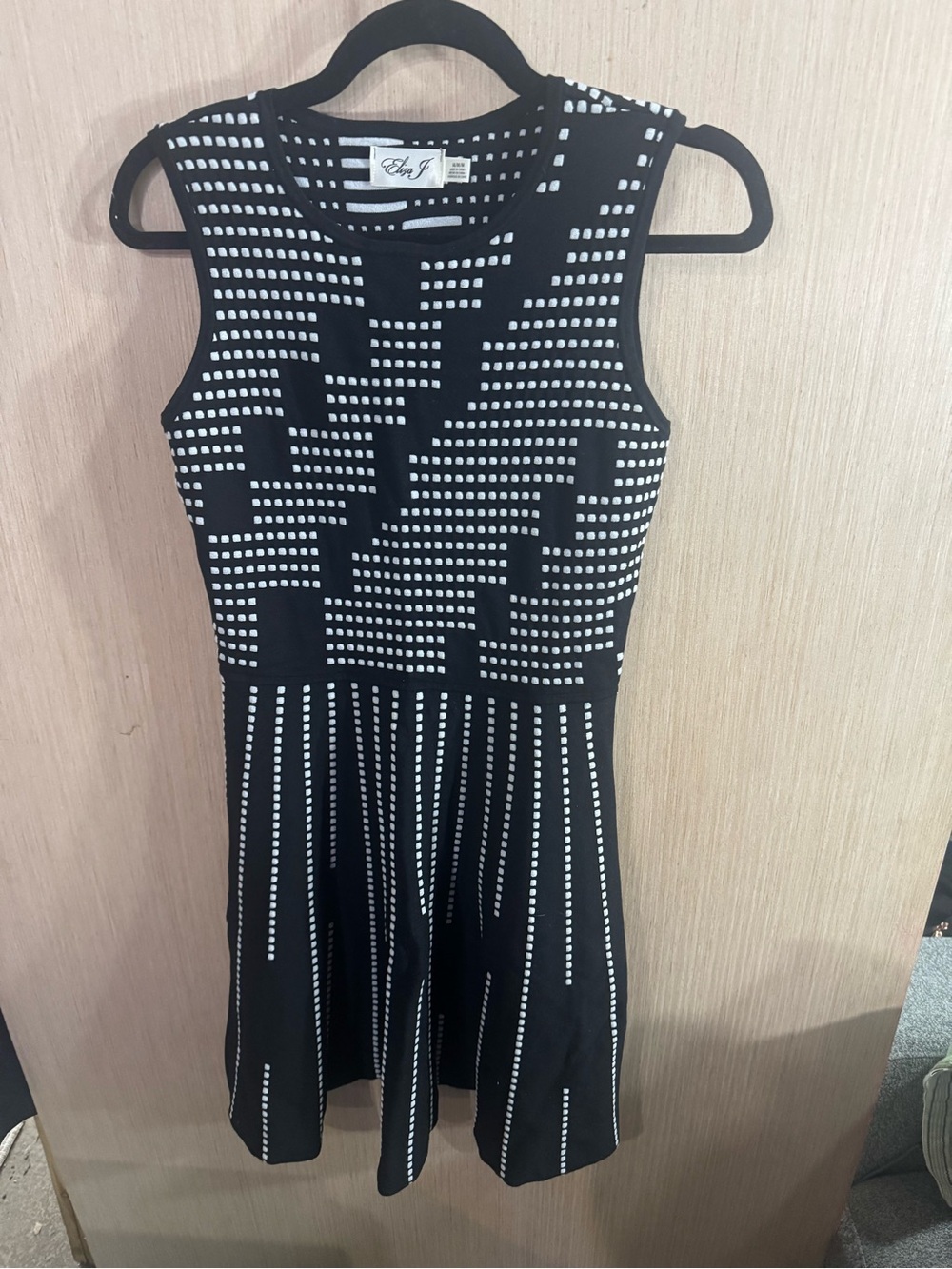 Eliza J Black and White Sleeveless Knit Fit-and-Flare Dress Size Medium